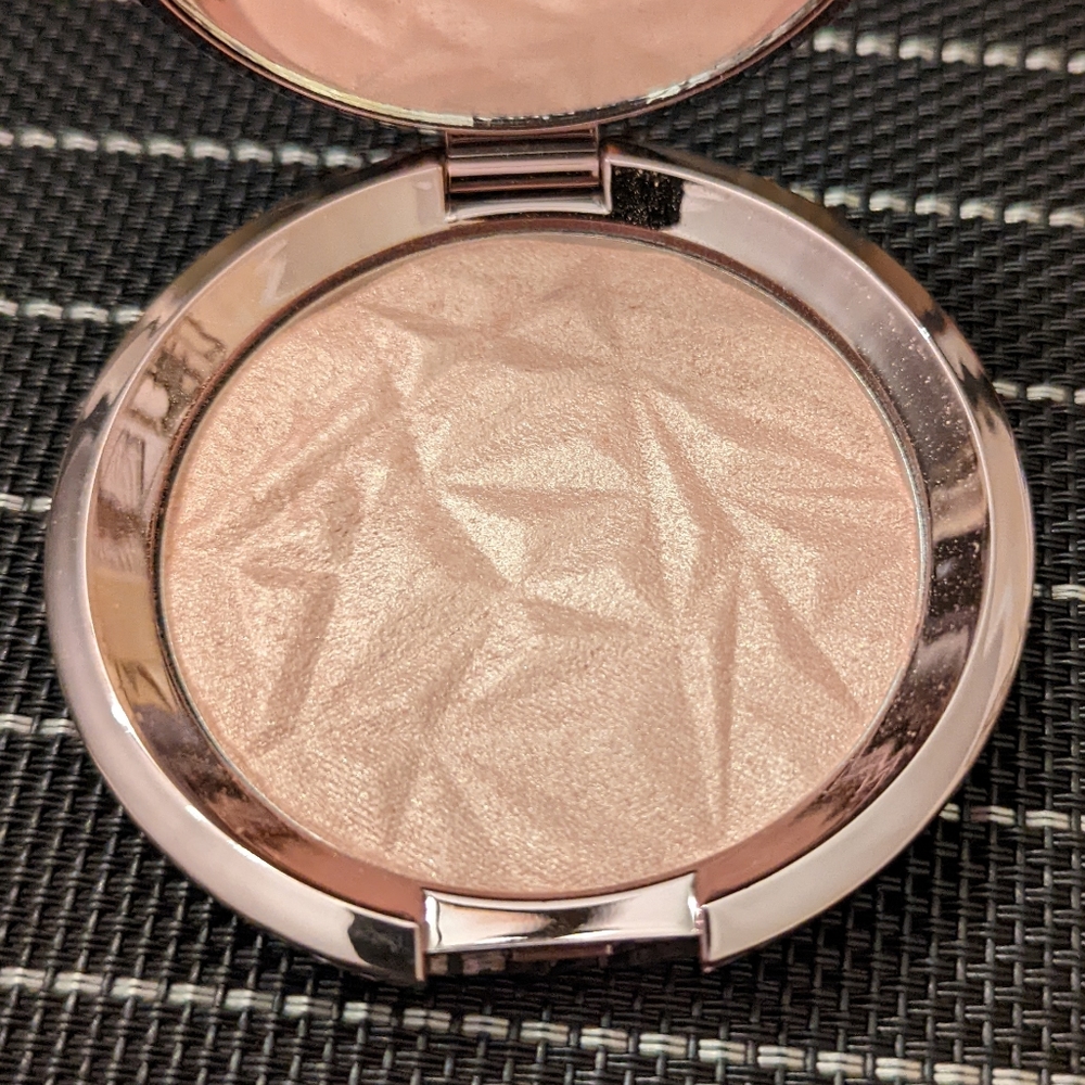 Becca Shimmering Skin Perfector Pressed in Rose Quartz